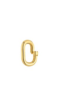 Eslab�ón de metal dorado en forma ovalada con una superficie suave y brillante y una pequeña apertura para el enganche; presenta una mella sutil en el medio.