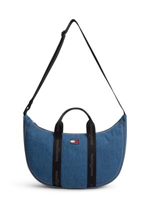 Bolso bandolera azul de mezclilla con correa negra ajustable y dos asas cortas con el texto "tommy jeans" y un pequeño parche con el logo de Tommy Jeans.