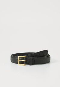 Zwarte leren riem met een gladde afwerking, voorzien van een gouden metalen gesp en een geperst logo op de band.