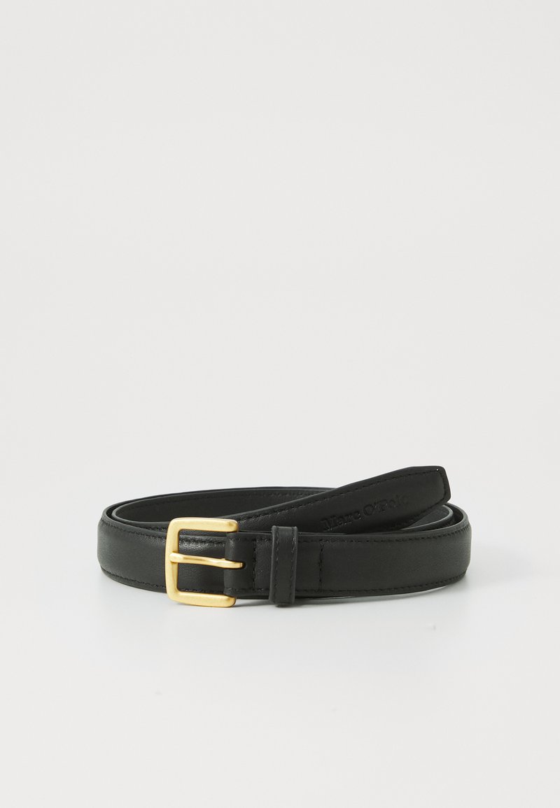 Zwarte leren riem met een gladde afwerking, voorzien van een gouden metalen gesp en een geperst logo op de band.