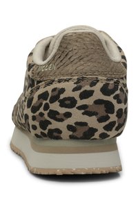 Baskets à imprimé léopard avec une tige en tissu texturé beige et marron, bout rond, col rembourré et semelle beige claire.