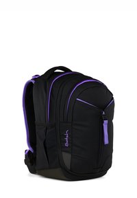 Sac à dos noir avec des accents violets, doté de plusieurs compartiments, de bretelles rembourrées et d'une finition texturée pour plus de durabilité. Fermetures à glissière visibles.