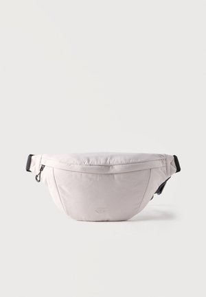 Svetlosivá ľadvinka s predným vreckom na zips a nastaviteľným čiernym remienkom na jednoduchom bielom pozadí.