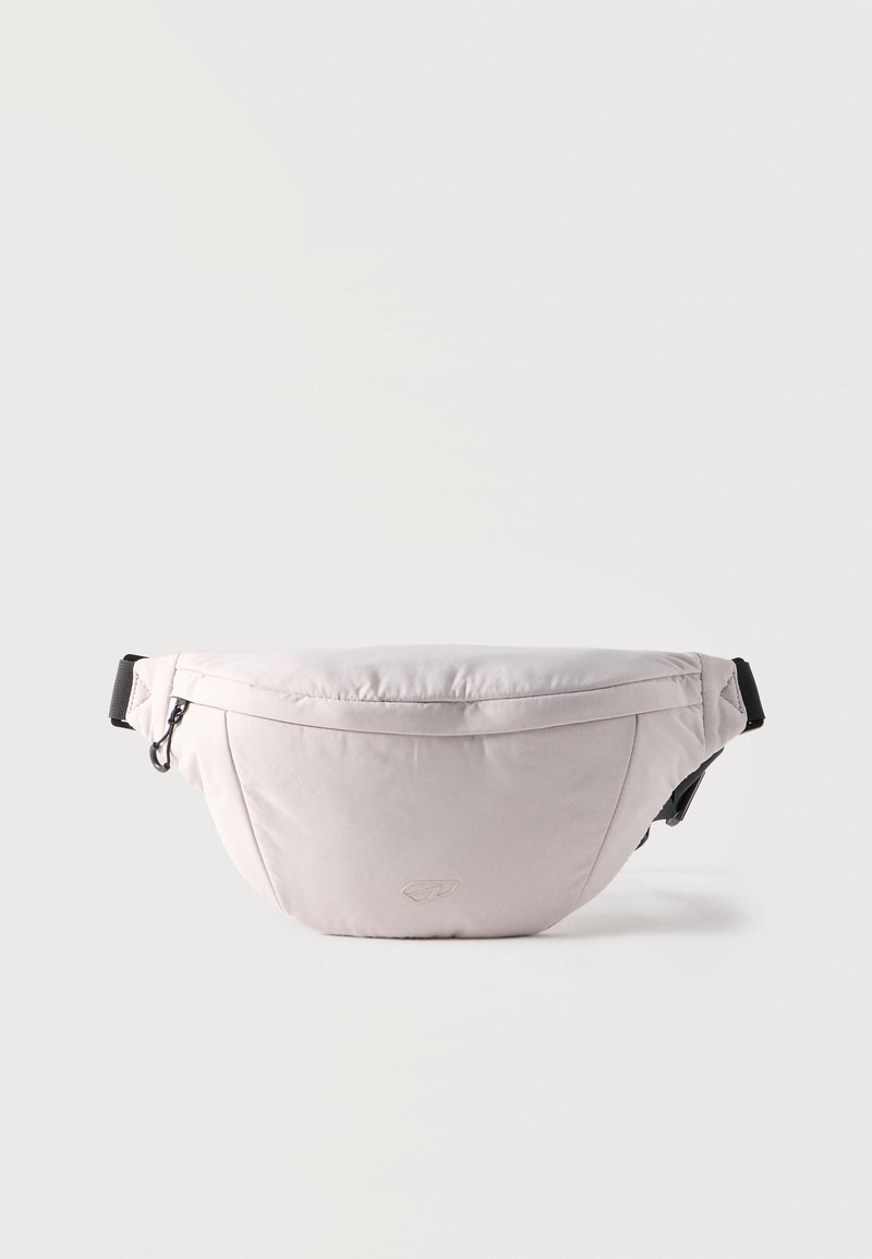 Ανοιχτό γκρι τσαντάκι μέσης με εμπρόσθια τσέπη με φερμουάρ και ρυθμιζόμενο μαύρο λουρί σε απλό λευκό φόντο.