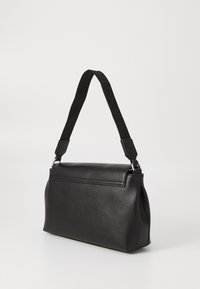 Borsa nera realizzata in pelle texturizzata con forma rettangolare, chiusura a patta e una lunga tracolla regolabile con dettagli del logo.