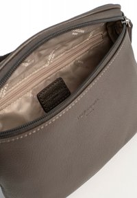 Grijze leren tas interieur met beige voering, voorzien van een ritszak en een reliëf merklogo. Glad oppervlak en subtiele stiksels.