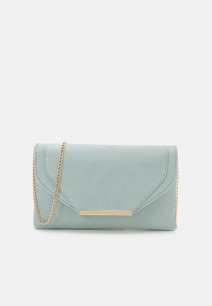 Pochette enveloppe bleu clair avec bandoulière chaîne dorée et accent doré rectangulaire sur le rabat avant, présentée sur un fond uni.