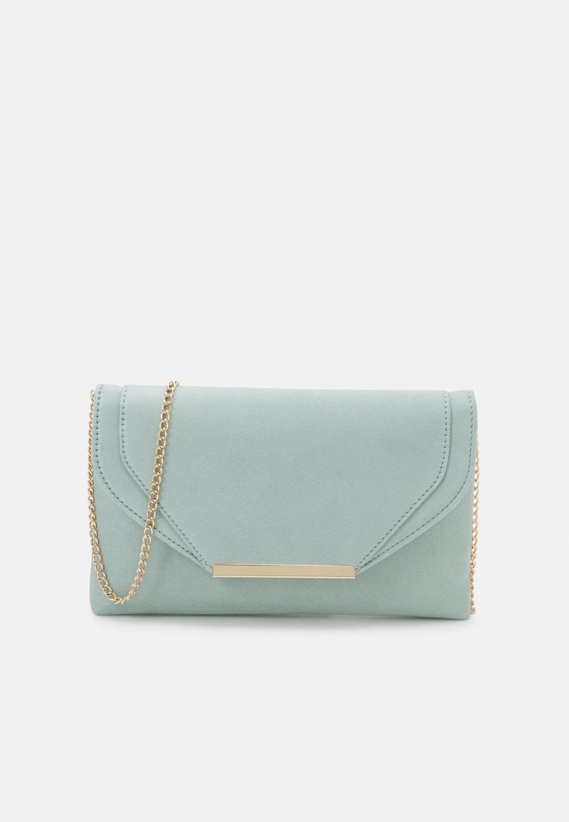 Pochette enveloppe bleu clair avec bandoulière chaîne dorée et accent doré rectangulaire sur le rabat avant, présentée sur un fond uni.