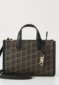 Sac à main structuré marron et noir avec un motif, double poignées supérieures, bandoulière amovible et détails en métal doré.