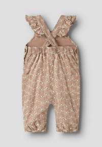 Šviesiai rudos spalvos medvilniniai kombinezonai su raukšlėtais dirželiais, dekoratyvinėmis siūlėmis ir elastingais rankogaliais prie kulkšnių; turi du šoninius kišenes.