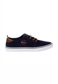 Baskets en toile navy avec des accents en cuir brun, semelle en caoutchouc blanche, couture contrastante et lacets ronds. Étiquette logo sur le côté.