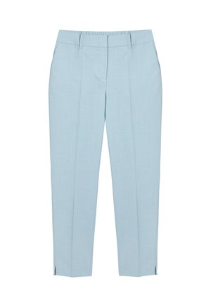 Pantalon bleu clair sur mesure avec passants de ceinture, plis à l'avant et petites fentes latérales à l'ourlet, présenté sur un fond blanc.