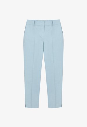 Pantalon bleu clair sur mesure avec passants de ceinture, plis à l'avant et petites fentes latérales à l'ourlet, présenté sur un fond blanc.