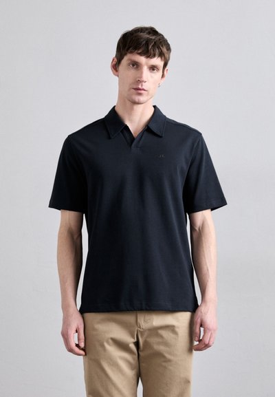 Černé polo tričko s límečkem a krátkými rukávy, vyrobené z měkké tkaniny. Obsahuje minimalistické logo na hrudi.