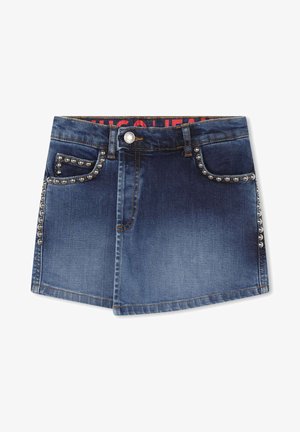 Gonna mini in denim con una sfumatura blu scuro, dettagli borchiati lungo le tasche e chiusura con bottone in vita.