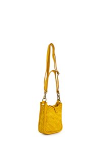Žlutá tkaná kožená crossbody taška s texturovaným vzorem, jedním nastavitelným popruhem a kovovými akcenty. Kompaktní a obdélníkový tvar.