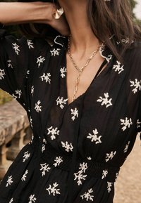 Lipsy REGULAR FIT - FLORAL EMBROIDERED NOTCH NECK MINI  - Denní šaty - black