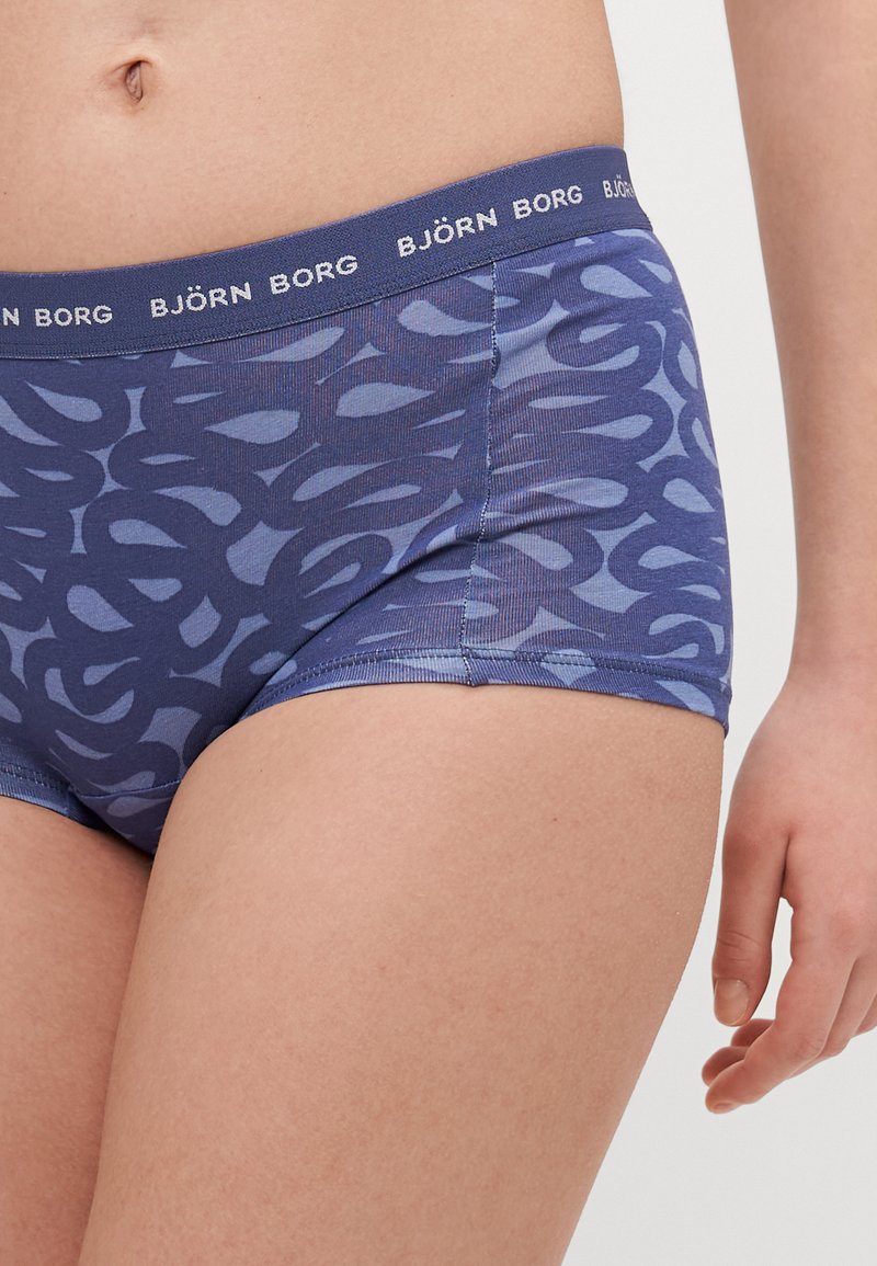 Blauwe boxershorts met patroon, gemaakt van een gladde stof en voorzien van een brede elastische tailleband met de opdruk "BJÖRN BORG." De pasvorm is aansluitend op het lichaam.