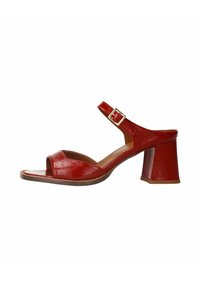 Rode leren open teen sandalen met een brede band en een verstelbare enkelbuckle. Stevige blokhak en textuurafwerking.