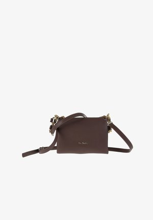 Borsa a tracolla in pelle marrone texturizzata con tracolla regolabile e dettagli in oro, caratterizzata da un piccolo logo sul davanti.