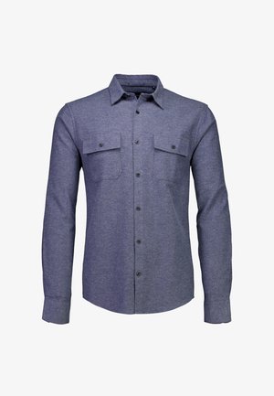 Camicia a maniche lunghe in tessuto blu scuro, con due tasche sul petto, chiusura con bottoni e colletto classico. Texture liscia e vestibilità moderna.