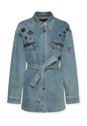 Giacca di jeans azzurro chiaro con due tasche frontali, chiusura con bottoni e vita con cintura. Presenta decorazioni nere e cuciture dettagliate.