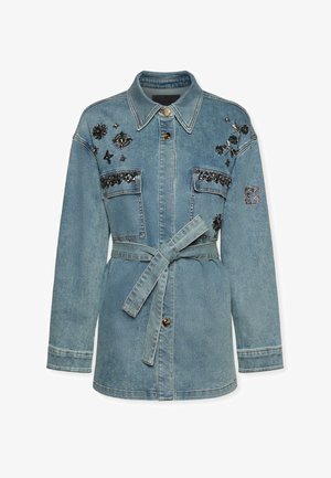 Hellblaue Jeansjacke mit zwei Fronttaschen, Knopfverschluss und tailliertem Gürtel. Mit schwarzen Verzierungen und detaillierten Nähten.