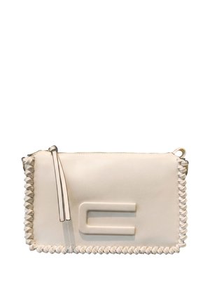 Cremefarbene Lederclutch mit geflochtenen Kanten, Reißverschluss, Quastenanhänger und erhabenem rechteckigem Logo in der vorderen Mitte.