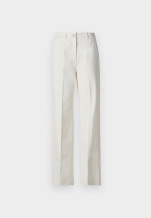 Pantaloni bianchi a gamba larga realizzati in un tessuto morbido, con vita piatta, due tasche laterali e una chiusura frontale con un singolo bottone.