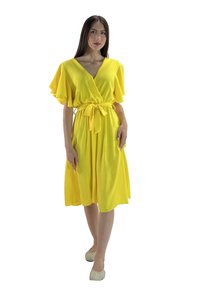 Gelbes Wickelkleid mit flatternden Ärmeln und gebundenem Taillenbereich, aus leichtem Stoff. Glatte Textur, knielanges Design.