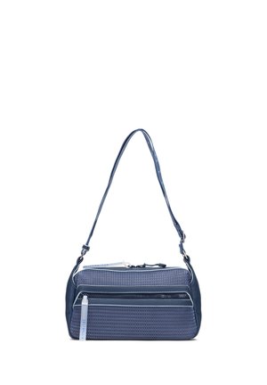 Blaue strukturierte rechteckige Schultertasche mit verstellbarem Gurt und zwei vorderen Reißverschlussfächern.