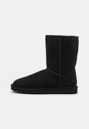 UGG CLASSIC SHORT - Støvler - black
