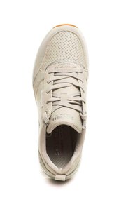 Scarpa sportiva beige con tomaia sintetica perforata, punta rotonda, collo imbottito, suola testurizzata e lacci. Presenta un discreto dettaglio del logo.