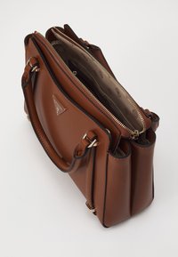 Guess DARYNA SATCHEL - Käsilaukku - cognac