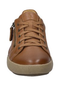 Zapatilla de cuero marrón con diseño de cordones, cremallera lateral y suela de goma texturizada. Presenta un acabado suave y puntera redonda.
