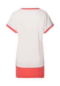 T-shirt a maniche corte, corpo bianco con accenti corallo sulle maniche e sull'orlo inferiore, realizzato in cotone leggero, texture liscia.