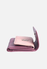 Portafoglio in pelle viola e rosa con una finitura texturizzata, dotato di chiusura a scatto e hardware color argento sulla parte anteriore. Design pieghevole.