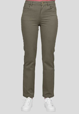 Pantalon vert olive en coton extensible avec une coupe slim. Doté d'une fermeture à bouton, de passants de ceinture et de poches avant. Associé à des baskets blanches.