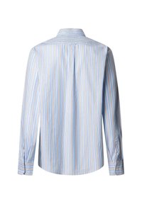Camisa de manga larga azul claro con rayas verticales en naranja y amarillo. Presenta un collar abotonado y puños de barril.