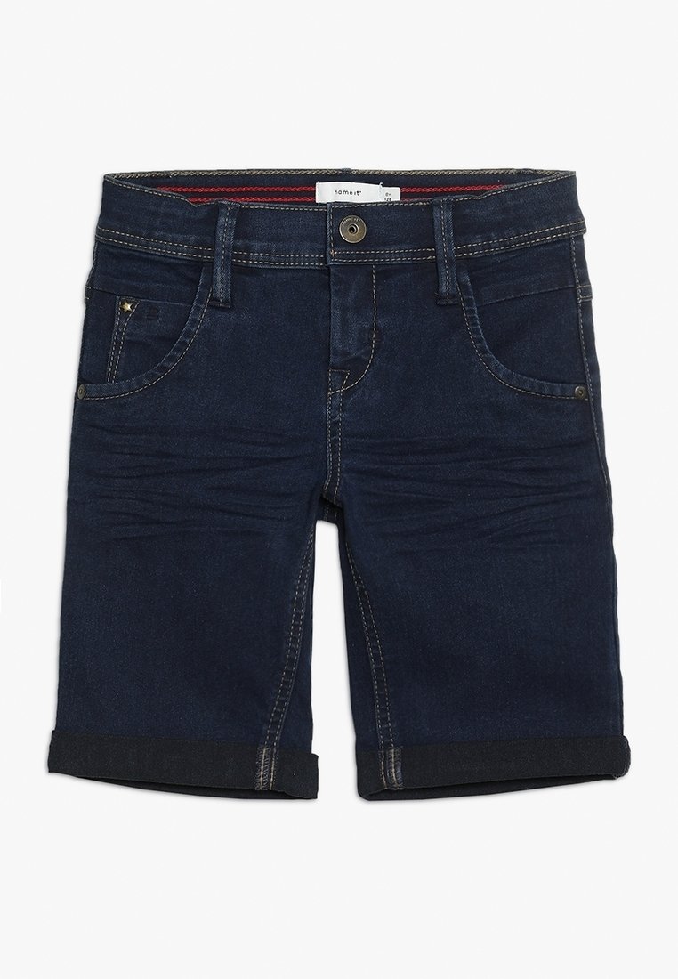 Short en jean bleu foncé avec ourlets retroussés, doté de cinq poches, coutures contrastées et fermeture par bouton en métal.