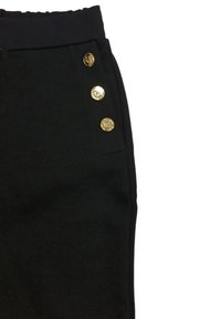 Pantaloni neri con una fascia in vita ampia e tre bottoni dorati sul lato, realizzati in un tessuto liscio e texture.