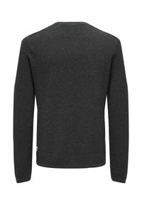 Donkergrijs lange mouwen sweater met een geweven patroon, geribbelde manchetten en een ronde halslijn. Heeft zijslits voor gemakkelijke beweging.