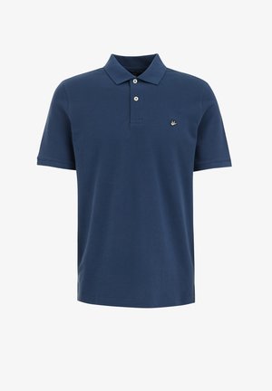 Tumši zilā polo krekls, izgatavots no kokvilnas. Tam ir tradicionāls apkakle, trīs pogu aizdare un neliels izšūts logos uz krūtīm.