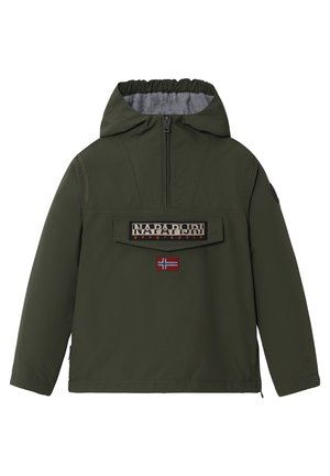 Ciemnozielona kurtka z kapturem z półzamkiem z przodu, klapka przedniej kieszeni z napisem „Napapijri geographic” oraz naszywka z norweską flagą pod spodem.