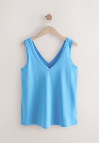 Lichtblauw mouwloos tanktop met V-hals, getoond op een houten hanger, gladde textuur, casual snit, zonder zichtbare patronen of accenten.