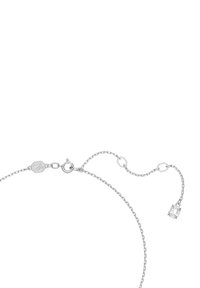 Sølv kædedesign med en låsemekanisme i form af en hummerklap, med aflange led og en smaragdskåret sten som accent for ekstra detalje.