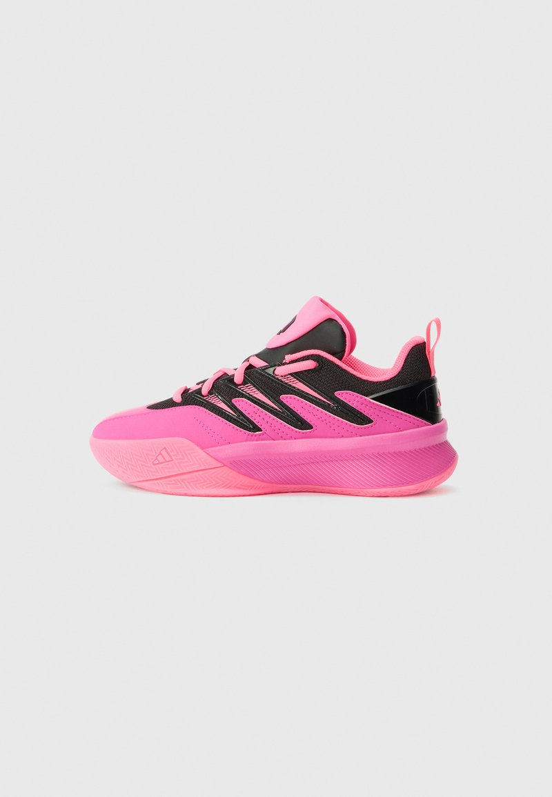 Baskets de sport roses avec un design épuré, dotées d'une tige en mesh noir, d'une semelle texturée et de lacets contrastants. La semelle intermédiaire présente une forme distinctive.