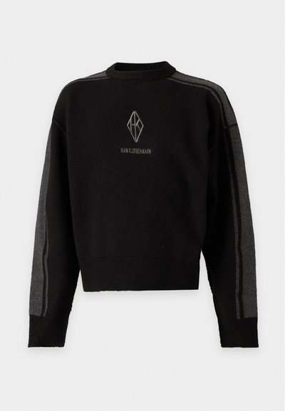 Pull noir col rond avec des rayures grises le long des manches et un logo géométrique avec texte centré sur la poitrine.