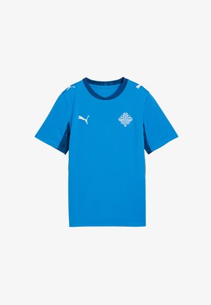 Modré športové tričko Puma s krátkym rukávom, s bielymi logami Puma na ramenách a na hrudi a bielym vzorovaným emblémom na ľavej strane hrude.