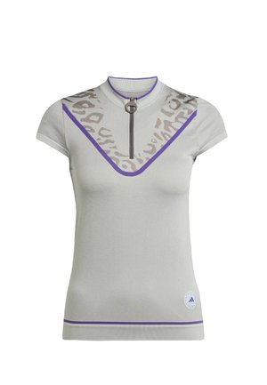 Světlé šedé tričko s krátkým rukávem, fialovým límcem a lemováním, se zipovým zapínáním u krku a leopardím vzorem na přední straně.